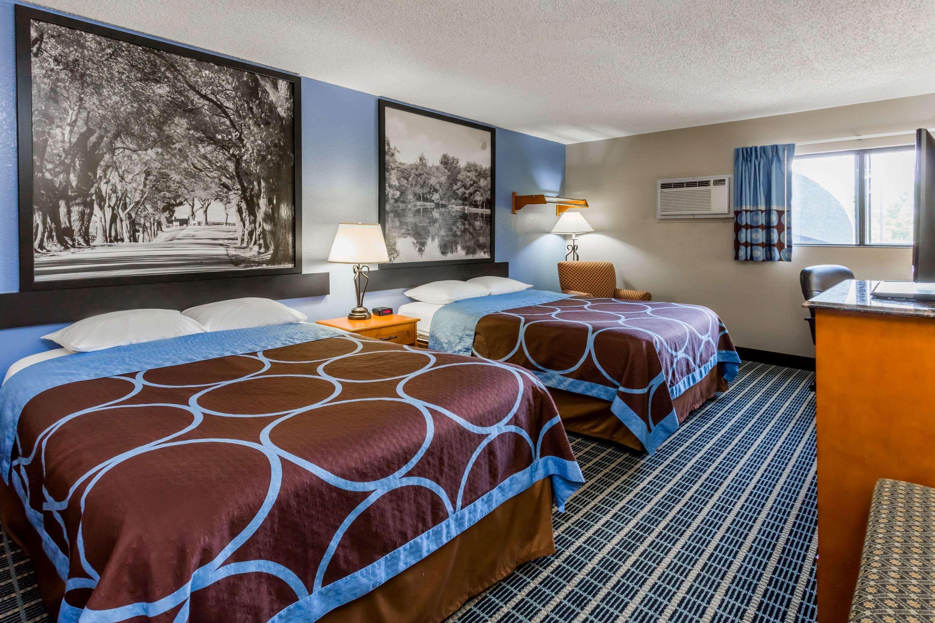 Super 8 By Wyndham Iowa City/coralville 2*