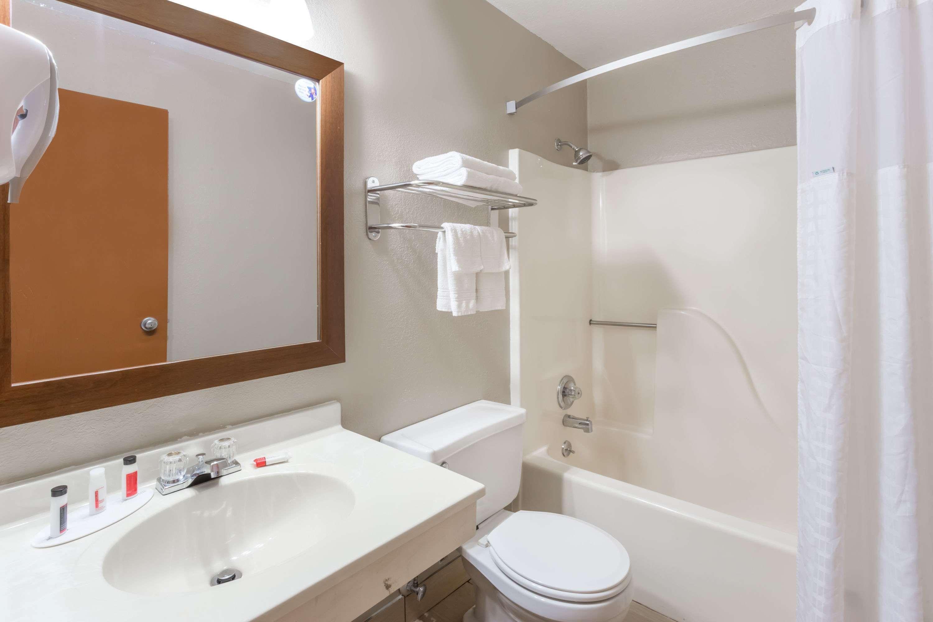 Hotel Super 8 By Wyndham Iowa City/coralville Coralville