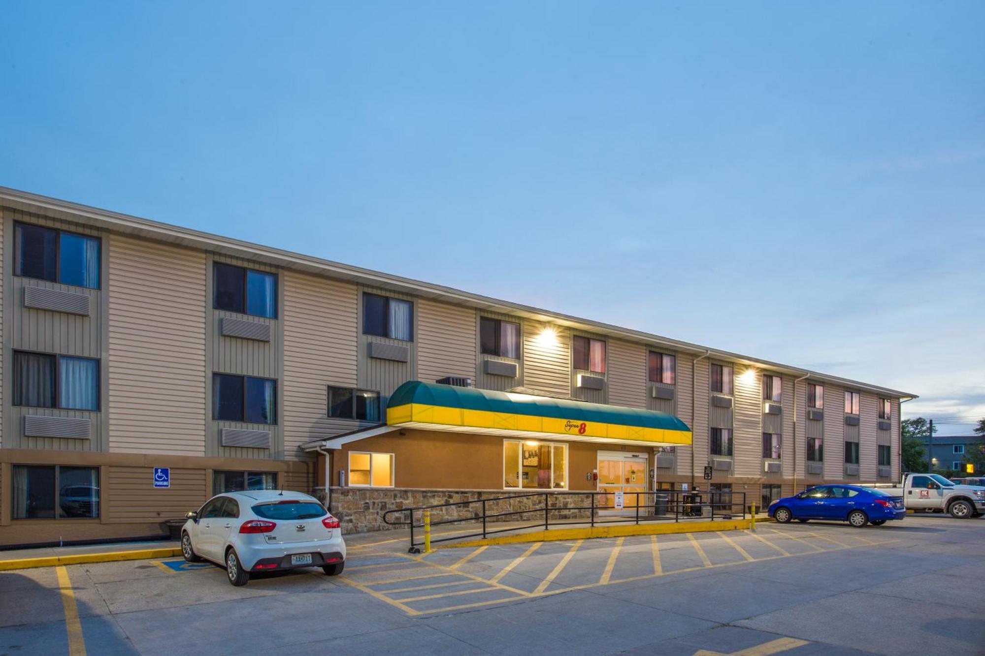 Super 8 By Wyndham Iowa City/coralville Hotel