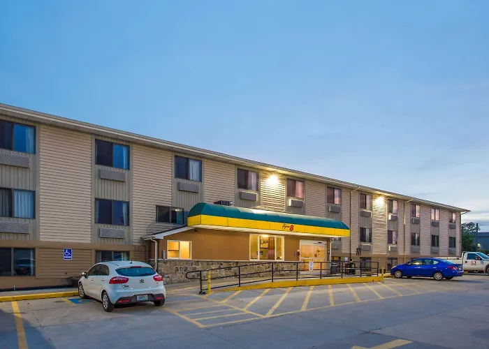 Super 8 By Wyndham Iowa City/Coralville