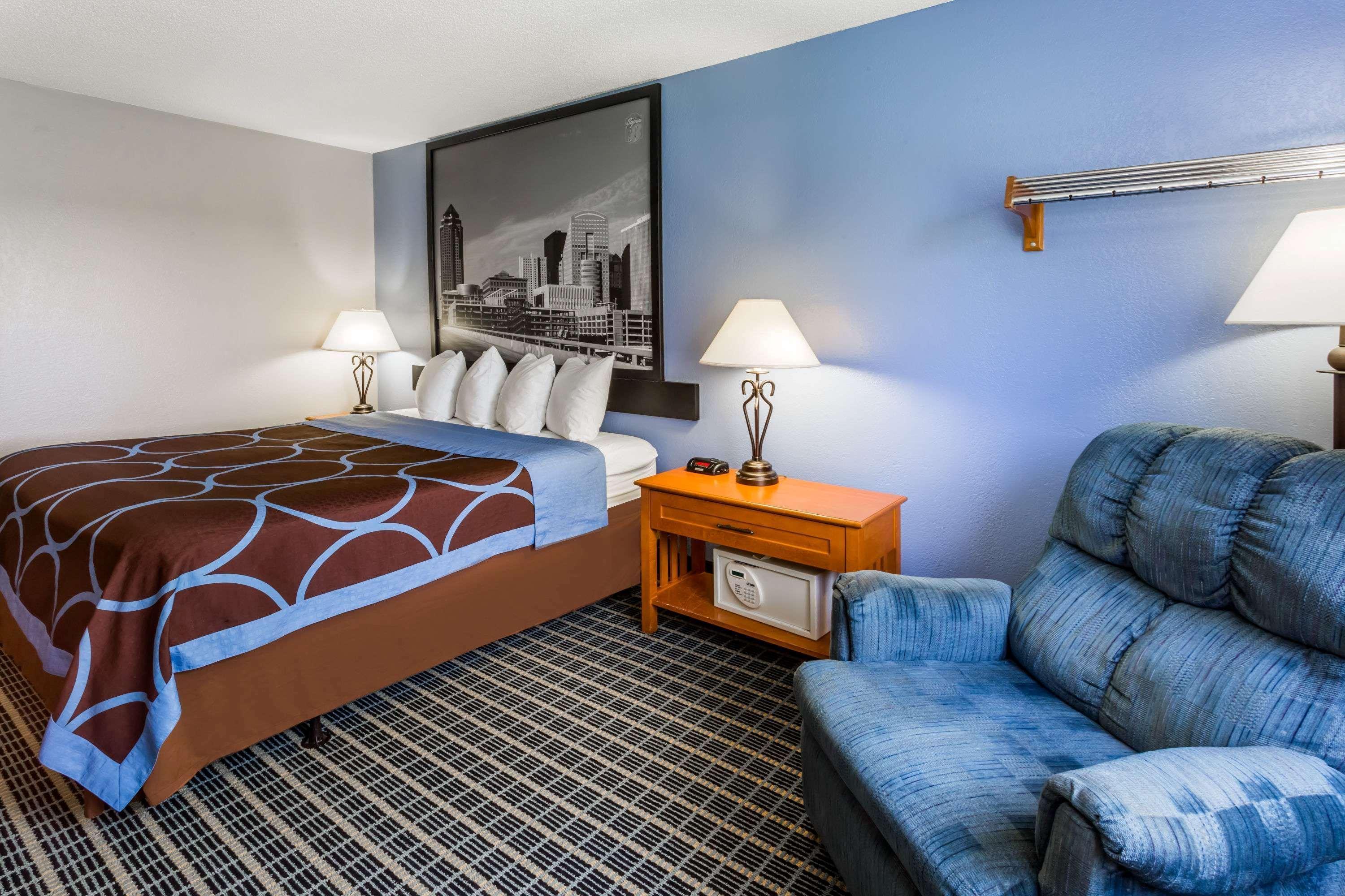 Super 8 By Wyndham Iowa City/coralville