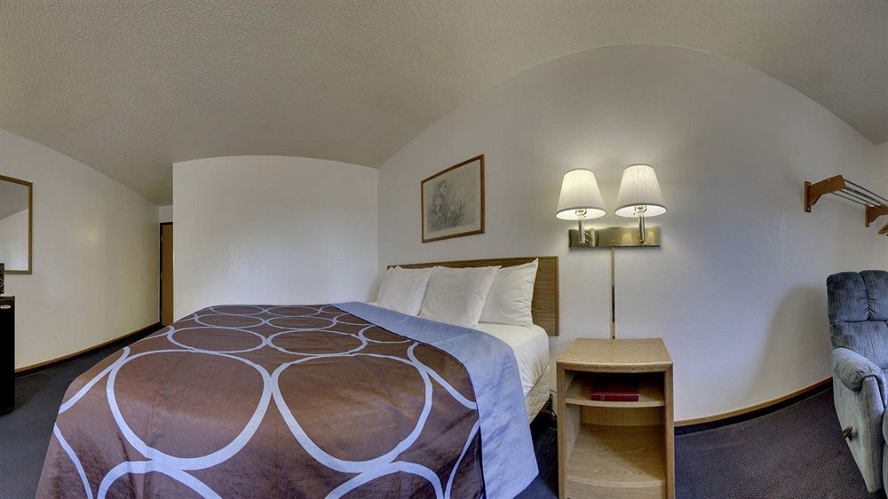 Super 8 By Wyndham Iowa City/coralville Hotel