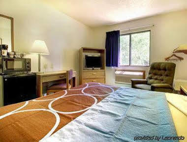 Super 8 By Wyndham Iowa City/coralville Hotel 2*